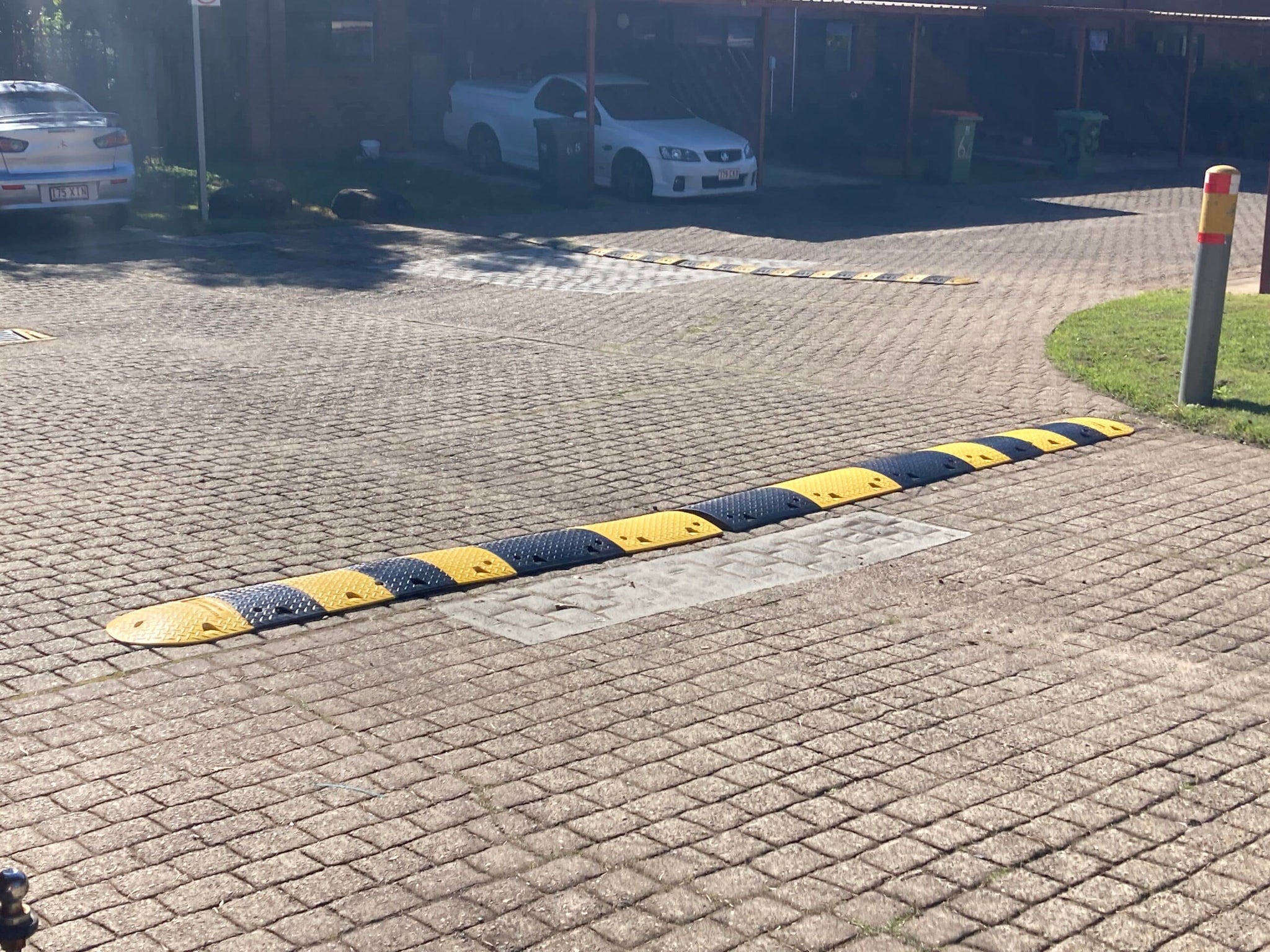 Auto Rack Hump 5.2m Rubber Speed Hump with Fixings – Car Park Safety Supplies